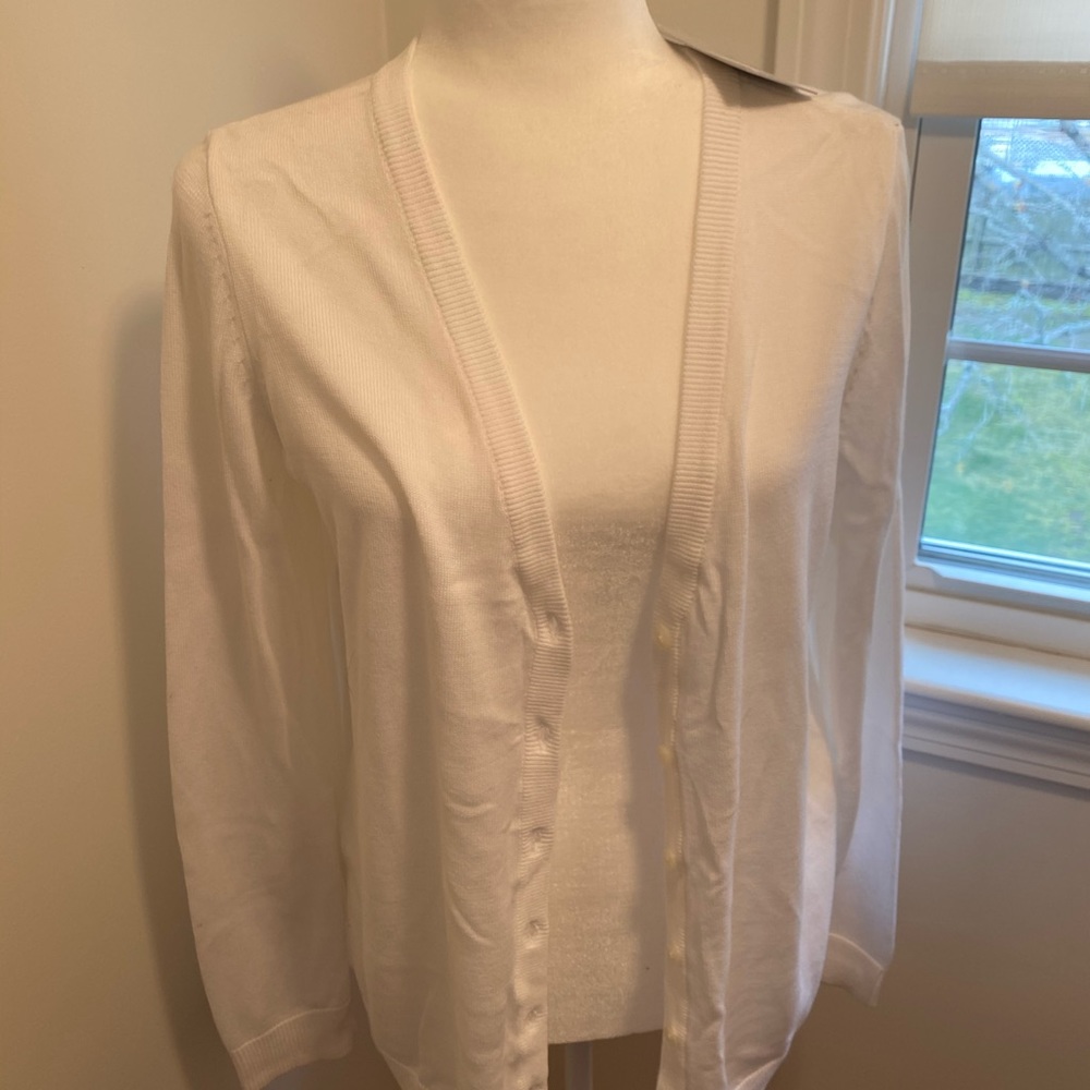 NWT WHITE SIZE MEDIUM SWEATER